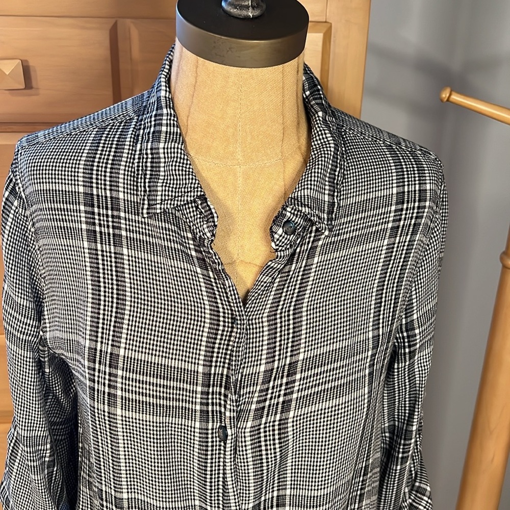 Euc Black/White Max Studio Size Medium Button Dow… - image 2